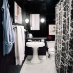 Melnbalta maza paneļa vannas istaba ar vertikāliem paneļiem