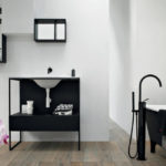 Banheiro fosco preto e branco com piso de madeira