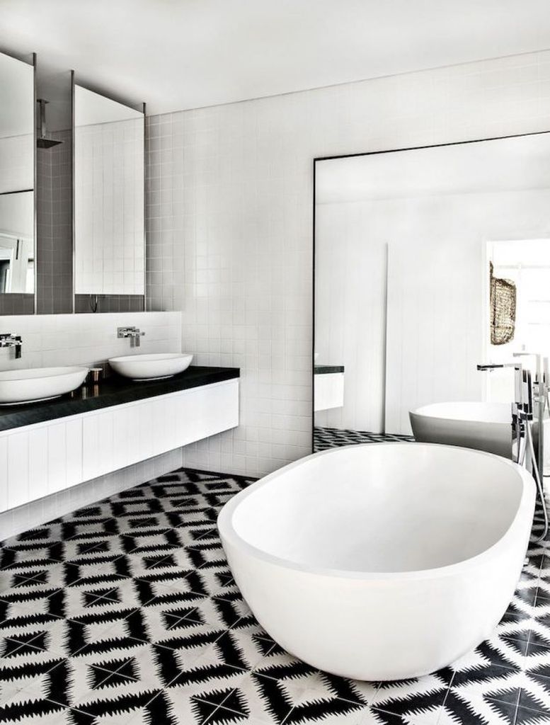 Zwart en wit badkamerornament op de vloer