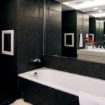 Mustavalkoinen kylpyhuone, jossa on ääretön peilin toisto
