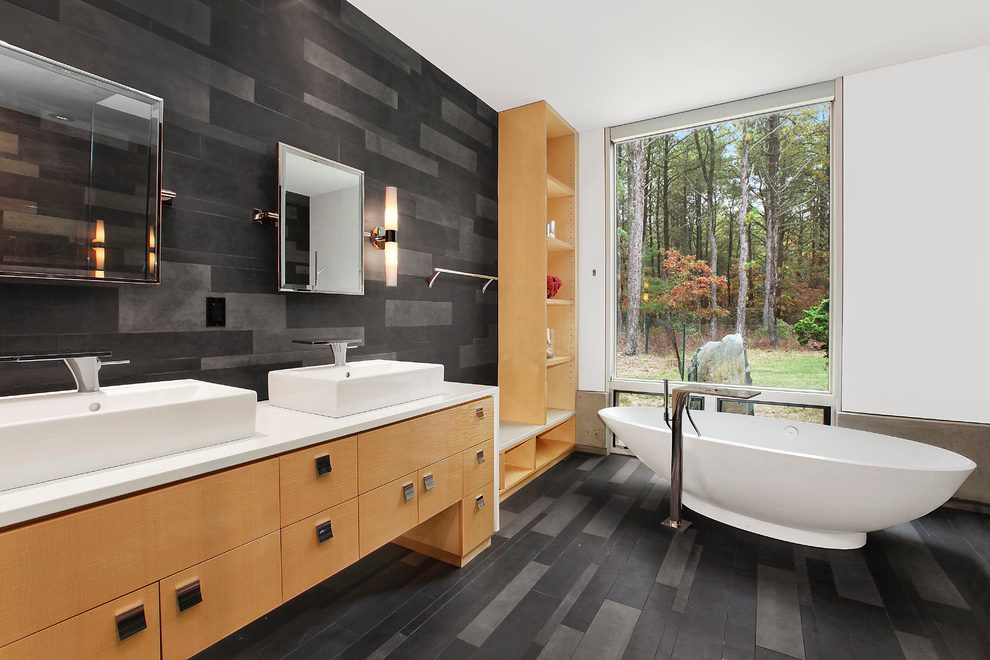 Zwart-witte badkamer met houten meubels