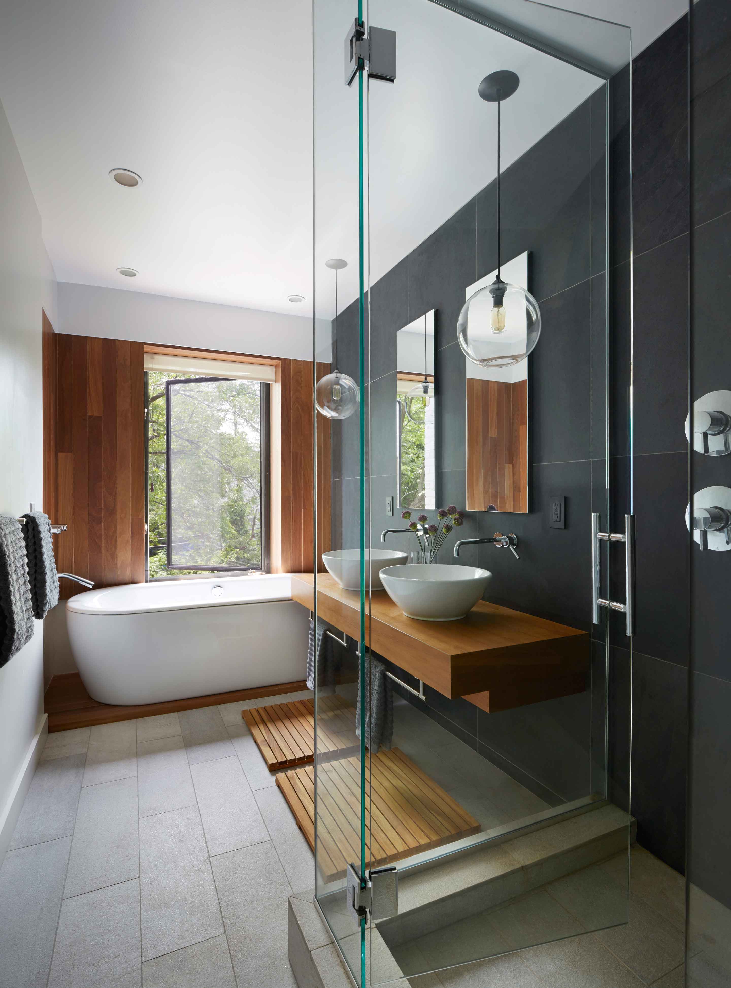 Czarno-biała łazienka z drewnianymi meblami