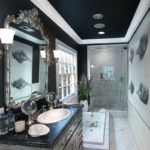 Zwart-witte badkamer met diagonale indeling