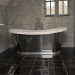 Crno-bijela kupaonica s kromiranim elementima interijera