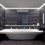 Mustavalkoinen marmorinen kylpyhuone