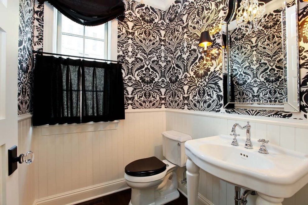 Mustavalkoinen kylpyhuone koristeella