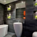 Zwart-witte badkamer met decoratieve stenen bekleding