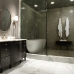Čiernobiela kúpeľňa so samostatným sprchovacím kútom