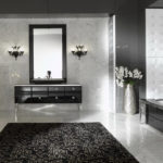 Zwart-witte badkamer met kandelaars en kaptafel