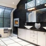 Fekete-fehér fürdőszoba tágas belsővel
