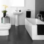 Zwart-witte badkamer met een combinatie van mat stucwerk en glanzende tegels