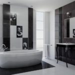 Црно-бело вертикално дизајнирано купатило