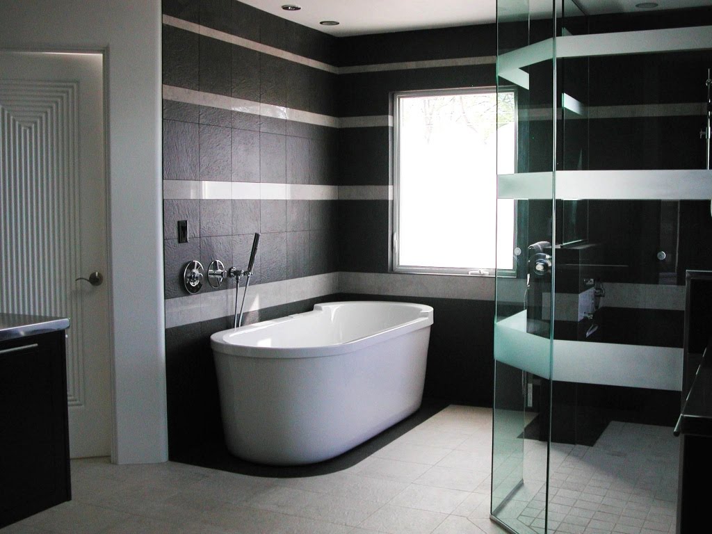 Melnbalta vannas istaba kontrastējošās krāsās.