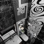 Zwart-witte badkamer gecombineerd met marmer en betegelde textuur.