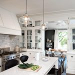 Thiết kế nhà bếp màu trắng trong nội thất với khu vực ăn uống riêng biệt