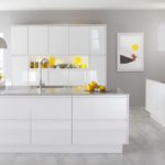 Fehér konyha modern stílusú kialakítása