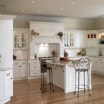 Baltas virtuves dizains klasiskā lauku stilā.