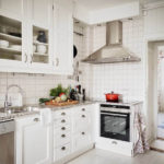 Dizajn bielej kuchyne vo všeobecnom štýle interiéru