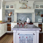 Thiết kế bếp màu trắng kết hợp với gạch trang trí
