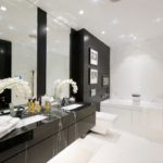 Fürdőszoba kialakítás Fekete falak, fehér padló és mennyezet