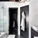Wit betegelde badkamer met zwart plafond