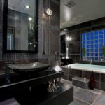 Dizajnová kúpeľňa s dominantnou čiernou farbou