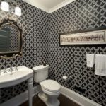 Design av ett badrum med barocka element i svartvitt