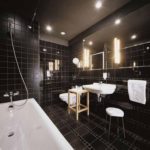 Háttérvilágítású fürdőszoba kialakítás, fehér elemekkel