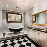 Design del bagno ampio con ampi specchi