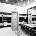 Fényes stílusú fürdőszoba kialakítás fekete-fehérben