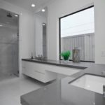 Pelēktoņu vannas istabas dizains