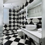 Šachový štýl kúpeľňový dizajn s vintage bielym stolom