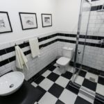 Design de banheiro estilo dominó preto e branco