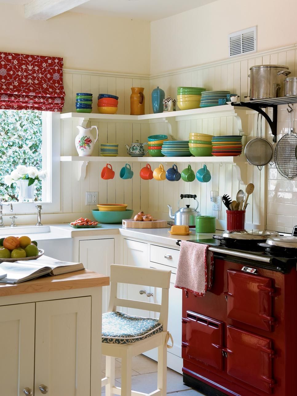 Dapur dalaman putih dengan gabungan warna yang harmoni