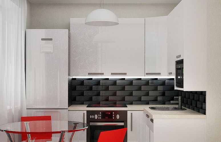Balts virtuves interjers ar flīzētu priekšautu un sarkaniem krēsliem.
