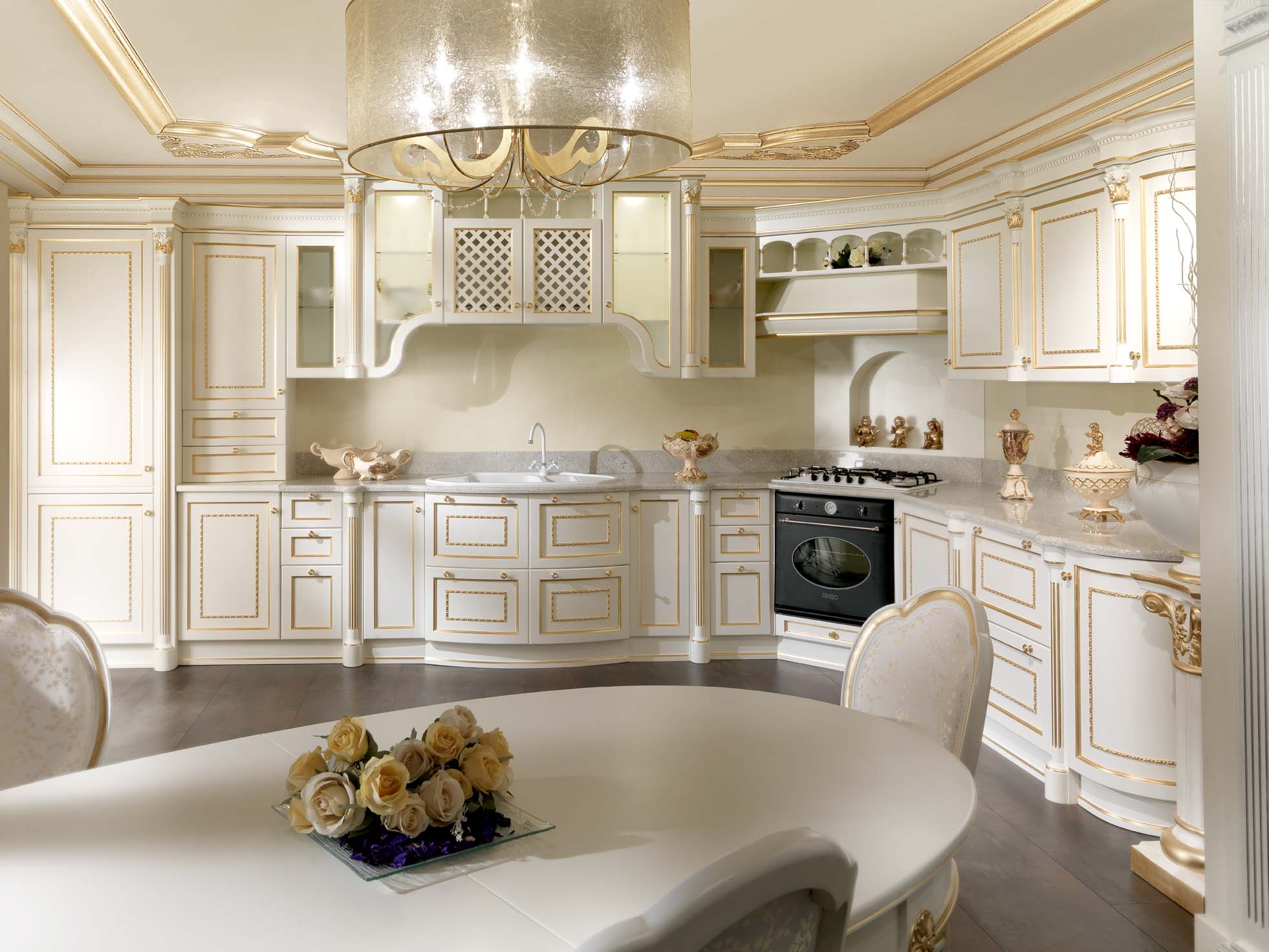 Nội thất nhà bếp màu trắng với các chi tiết mạ vàng.