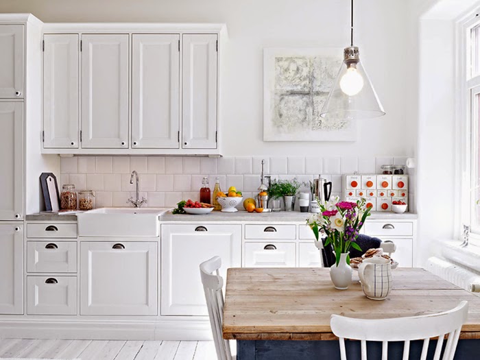 Interiér bielej kuchyne s kvetinovými motívmi