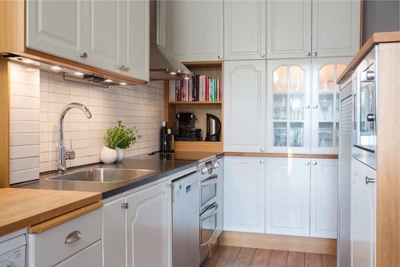 Balts virtuves interjers ar smilškrāsas darba virsmu
