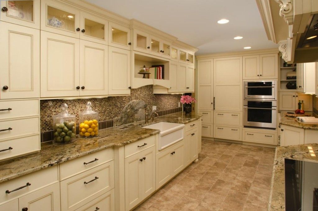Balts virtuves interjers smilškrāsas toņos.