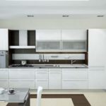 Fehér konyha lineáris kialakítása egy városi lakás belsejében