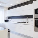 Lineārs baltas virtuves dizains augsto tehnoloģiju interjerā