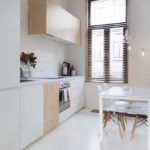 Bēniņu baltas virtuves dizains pilsētas dzīvoklī