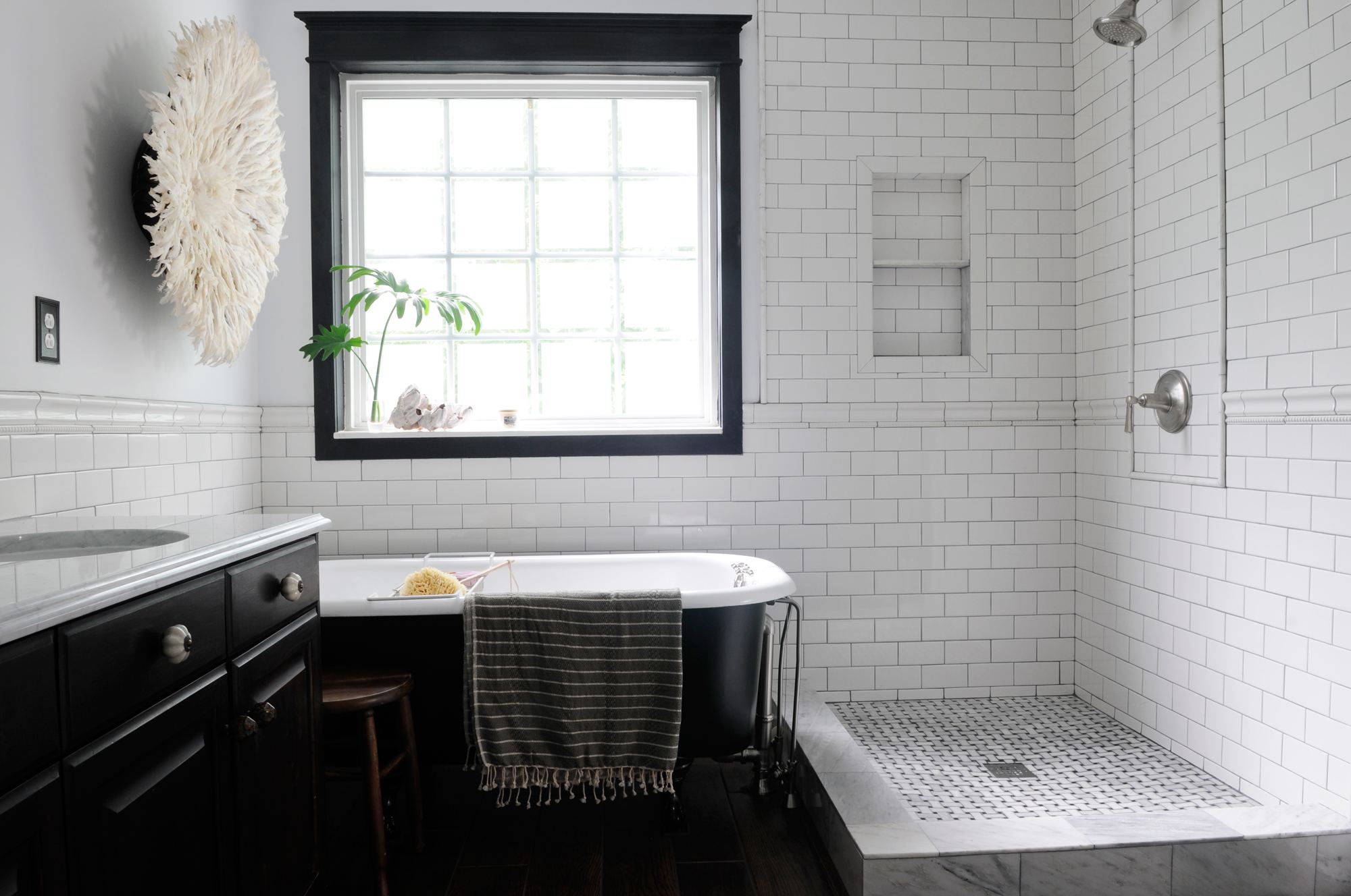 Zwart-witte badkamer met zachte verlichting