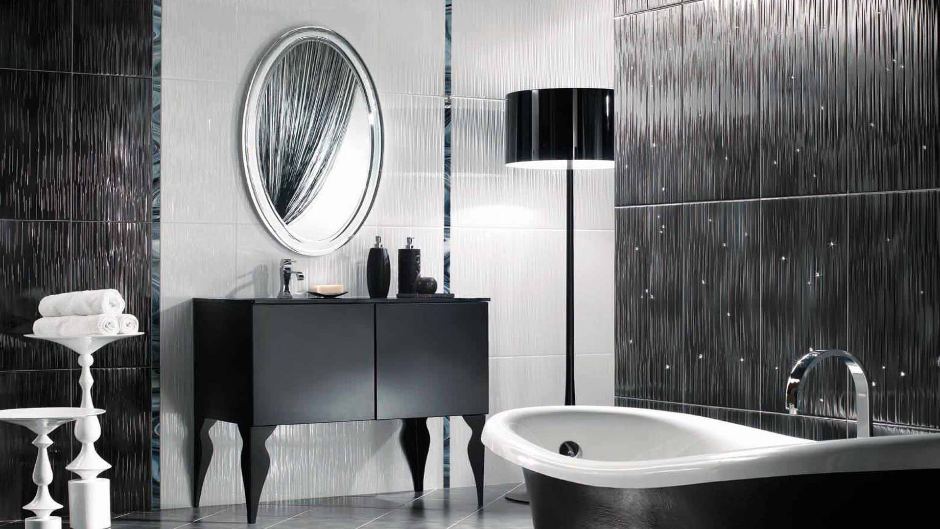Melnbalta vannas istaba ar stilīgu dizainu.