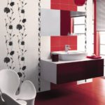 κόκκινο-λευκό σχέδιο του μπάνιου σε συνδυασμό με την τουαλέτα