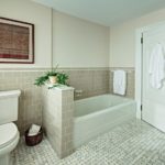 origineel ontwerp van een badkamer gecombineerd met een toilet