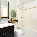 design confortável de um banheiro com vaso sanitário
