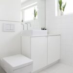 Valkoinen hi-tech-kylpyhuone pienoiskoossa