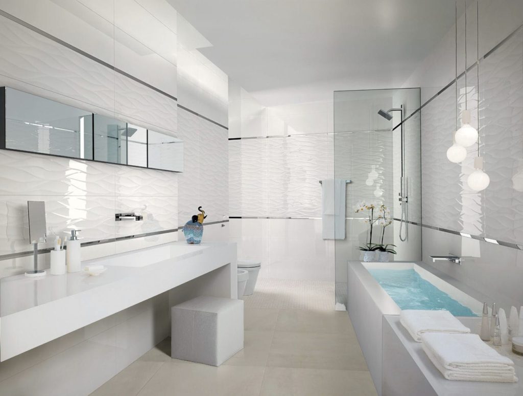 Witte badkamer porseleinen tegels