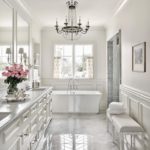 Phòng tắm sàn đá cẩm thạch trắng cổ điển